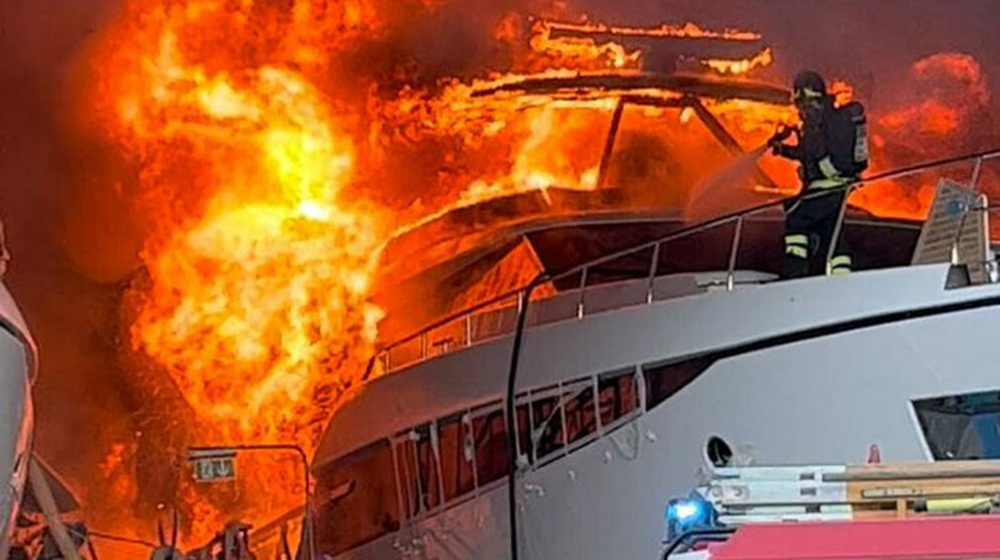 Superyate de €10 millones de Ferretti destruido en incendio